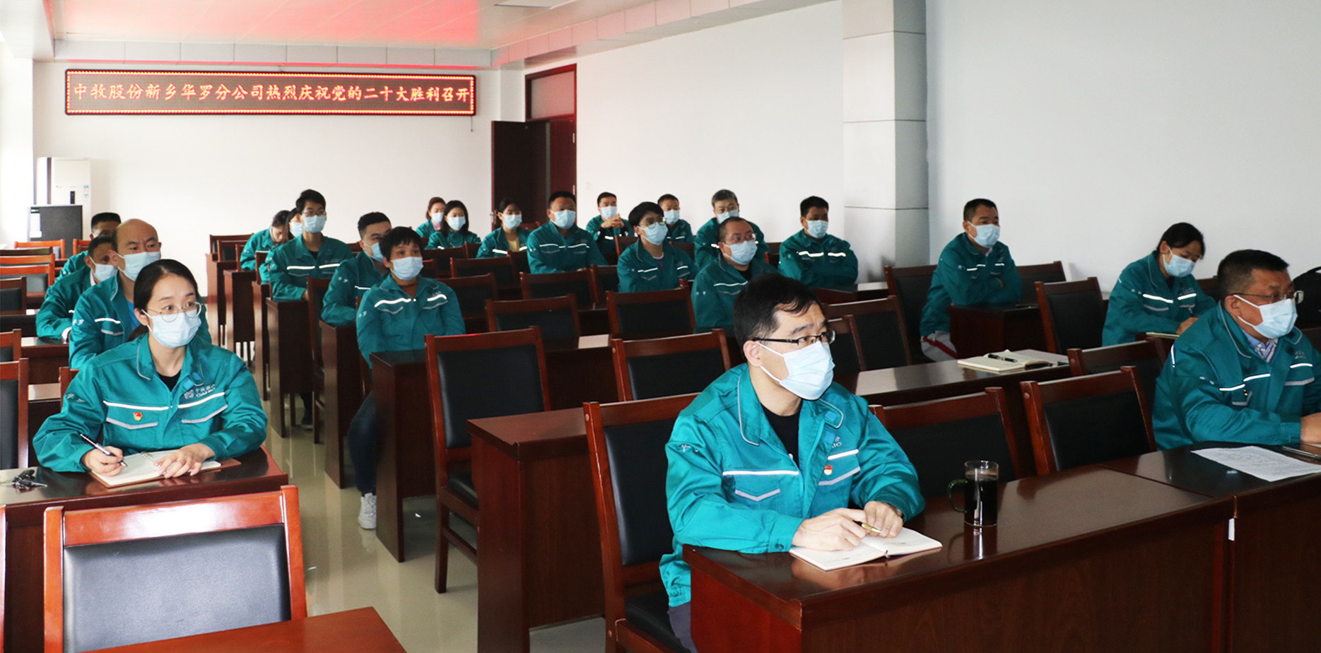 集中收看二十大开幕式1 拷贝.jpg